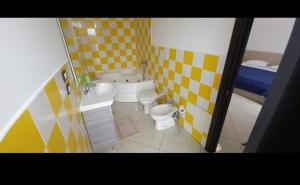 庞特卡格纳诺max hotel e restaurant的浴室配有卫生间、浴缸和水槽。
