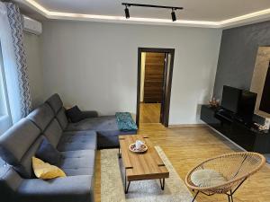 SurčinAeroVista Apartment的客厅配有沙发和桌子