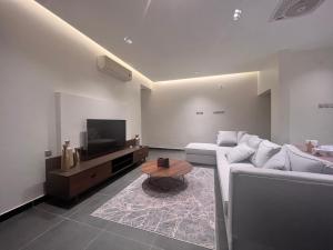 Ash ShābWadishab balcony的客厅配有白色沙发和电视