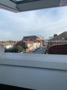 利物浦The Glenbuck Hotel Anfield的阳台享有城市街道的景致。