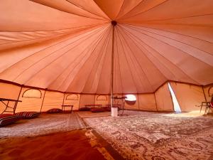 BadīyahDesert Stars Camp的大帐篷设有大型天花板