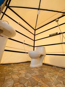 BadīyahDesert Stars Camp的帐篷内带卫生间的浴室