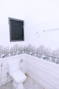 蒂瑟默哈拉默Yala Wild Hut - Backpackers Lodge的白色的浴室设有卫生间和窗户。