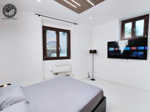 罗马Domus Iulia - Colosseo的白色卧室配有床和平面电视