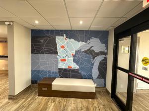 伊甸草原Holiday Inn Express & Suites Eden Prairie - Minneapolis, an IHG Hotel的壁画上统一状态图