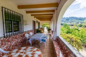 托雷斯Casa Jurinea Alzar的设有一个配有桌椅并享有美景的阳台。