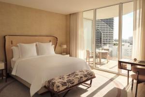 劳德代尔堡Four Seasons Hotel and Residences Fort Lauderdale的一间带一张白色大床的卧室和一个阳台