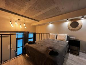 瓦伦西亚VLC Apart的一间卧室设有一张大床和一个窗户。