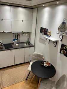 贝尔格莱德Apartment D-22的小厨房配有桌子和桌椅