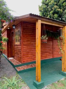 伊瓜苏港Cabaña Joshua的小木屋设有门廊和门