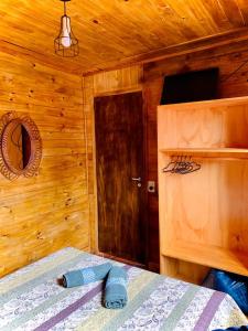 伊瓜苏港Cabaña Joshua的一间卧室设有一张床和木墙