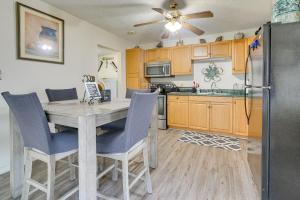 马里恩Cozy Indiana Home with Deck, Charcoal Grill and Yard!的厨房配有桌椅和冰箱。