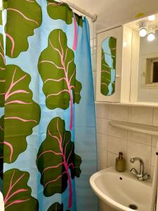 布达佩斯2号舒适艺术公寓的浴室设有淋浴帘和叶片。