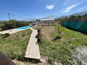 Campo QuijanoPuesta del Sol的一个带游泳池和围栏的院子