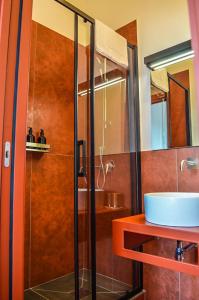 埃尔科拉诺Scavi 32的一间带玻璃淋浴和水槽的浴室