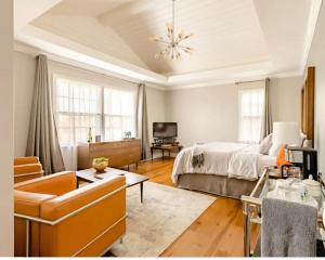 PittsfordPittsford Garden Retreat的一间卧室配有一张床、一张沙发和一台电视。