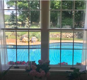 PittsfordPittsford Garden Retreat的透过窗户可欣赏到游泳池的景色