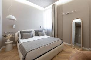 米兰Duomo Collection的一间卧室配有一张床和一面大镜子