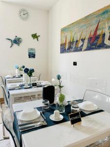 安科纳B&B Il Poeta sul Mare的一间用餐室,配有一张桌子和盘子