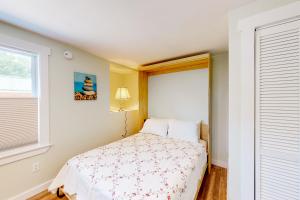肯纳邦克Shorelands 44-2的一间小卧室,配有床和窗户