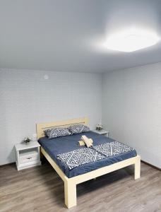 别列戈沃Чудесная квартира в изюминке города Берегово的一间卧室配有床和2个床头柜