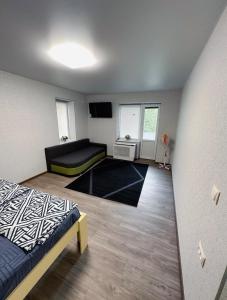 别列戈沃Чудесная квартира в изюминке города Берегово的小房间设有床和沙发