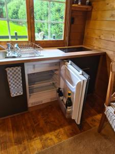 WallenbornTrekkershut的厨房配有水槽和开放式冰箱。