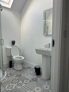 穆林加尔A Village Gem的白色的浴室设有卫生间和水槽。