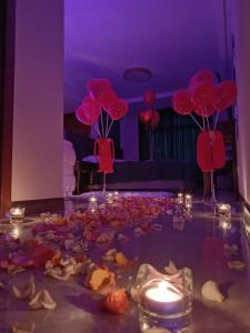 格丁尼亚Figaro Apartaments的一间设有一张红色气球和蜡烛桌子的房间