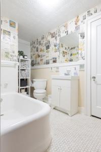 ThomastonEntertainer's Luxury Retreat的浴室配有白色浴缸和卫生间。