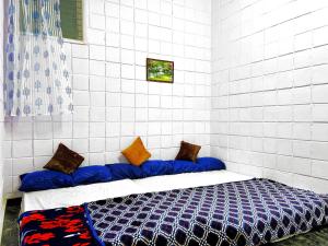 迈索尔Mannat Inn TS Mysore - Premium Homestay的客房设有带枕头的沙发。
