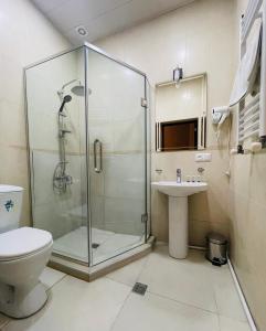 第比利斯2nd Floor Hotel的带淋浴、卫生间和盥洗盆的浴室