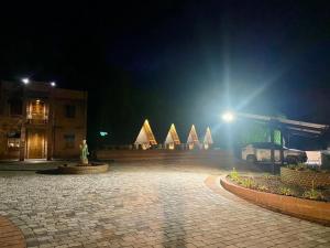 本图贡萨尔维斯Villaggio dos Vinhedos的夜间停车场,设有雕像和建筑