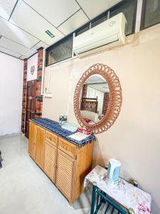 峇六拜Dusun Indah Cottage 2的一间带镜子和水槽的浴室