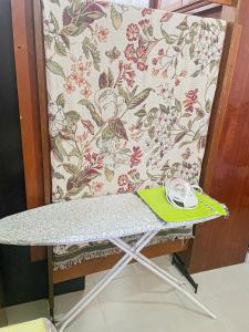 峇六拜Dusun Indah Cottage 2的椅子上坐着老鼠