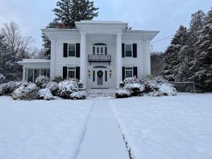 ThomastonEntertainer's Luxury Retreat的白色的房子,有雪盖的车道