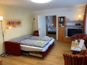 费尔德伯格Ferienwohnung Heimweg的一间卧室设有一张床和一间客厅。