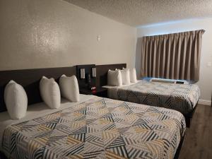 萨克拉门托Studio 6 Sacramento, CA Natomas的酒店客房设有两张床和窗户。