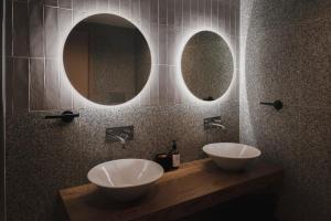 维多利亚Maria Rosa Suites的浴室设有2个水槽和2个镜子