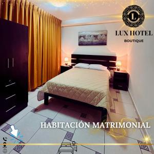 安达韦拉斯LUX - HOTEL BOUTIQUE的一间卧室配有床和黄色窗帘