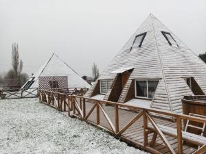 ÑilqueCabañas Verde Pirámide的一群雪在地上的蒙古包房子