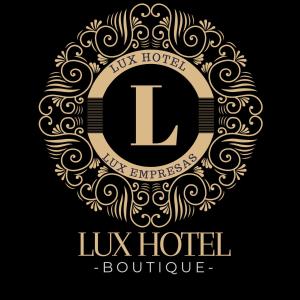安达韦拉斯LUX - HOTEL BOUTIQUE的金色黑色豪华酒店标志,带有字母l