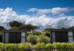皮奇勒姆Quisquito Lodge & Spa - Punta de Lobos - Tina 24 Hrs的花园中两个黑色容器