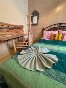 阿加迪尔Surf & Salsa GuestHouse的一间卧室配有一张带孔雀大面积的床铺