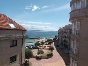 里贝拉Atico vistas mar的从大楼内可欣赏到海景