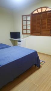 莫埃达Sítio Alazão的一间卧室配有蓝色的床和橱柜