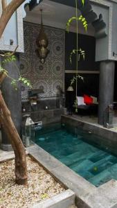 马拉喀什Riad des Mile Nuits的一间房子,在房间内有游泳池