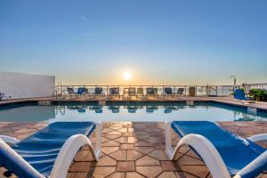 代托纳海滩热带风度假酒店的一个带躺椅的游泳池