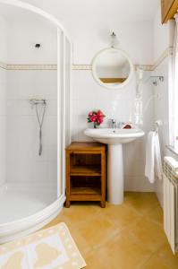 CajideFonte San Pedrín的白色的浴室设有水槽和淋浴。