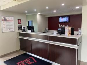 萨默塞特Red Roof Inn Somerset, PA的牙科办公室的出纳员